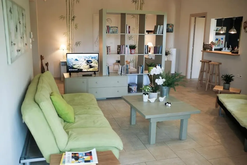 Apartment With Garden In Thessaloniki.